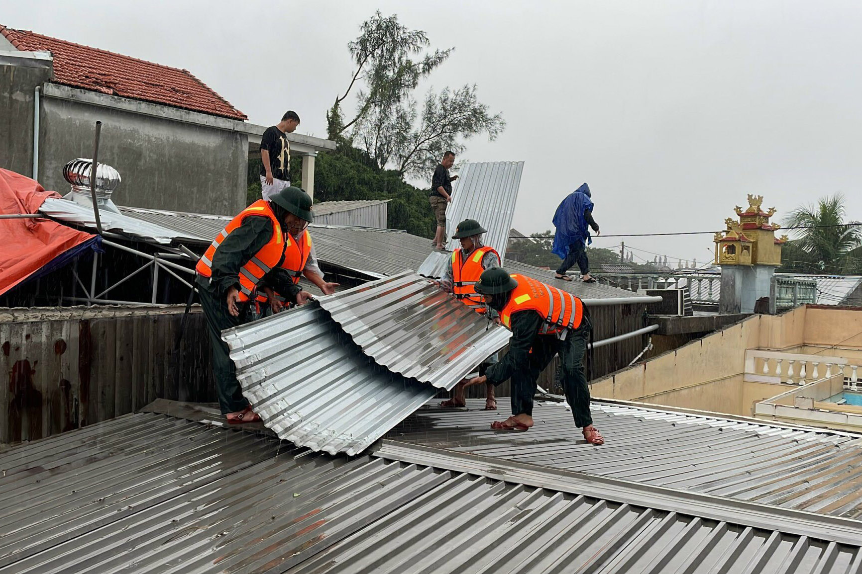 Bộ đội Biên phòng tỉnh Thừa Thiên Huế giúp dân khắc phục hậu quả do lốc xoáy. Ảnh: BPH.