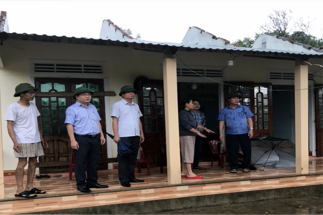 UBND huyện Triệu Phong thăm hỏi, động viên gia đình bị thiệt hại do mưa lớn, lốc xoáy gây ra. Ảnh: UBND huyện Triệu Phong.