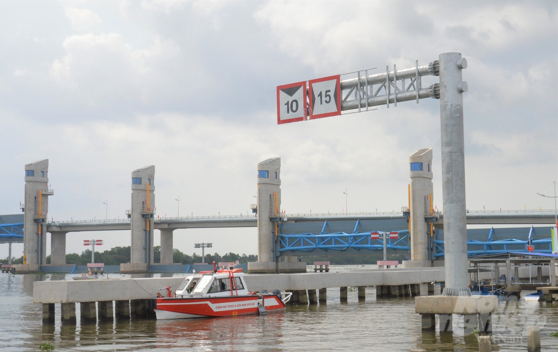 From September 25-28, the Cai Lon - Cai Be sluice project cluster was hold operational rehearsals for closing gates and dividing flows to regulate water traffic through the lock. Photo: Trung Chanh.