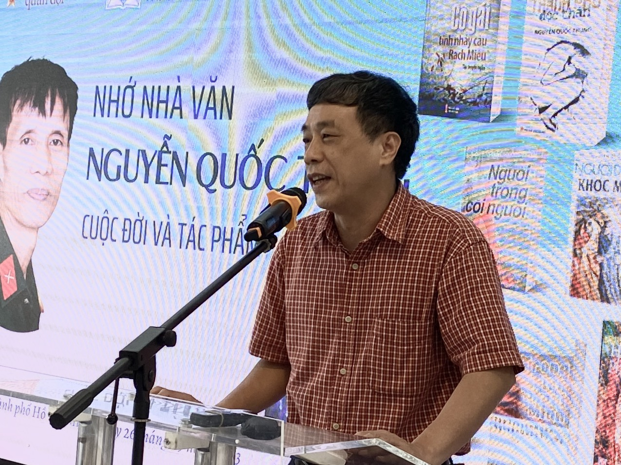 Nhà văn Nguyễn Bình Phương phát biểu tại tọa đàm sáng 26/9.