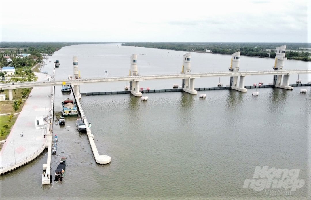 The Cai Lon - Cai Be sluice project cluster was conducted drills on buffer water drainage, supporting downstream flooding reduction in case of adverse effects, such as storms or tropical depressions, heavy rain, strong wind, flooding, and high tides, possibly happening in 2023 and the following years. Photo: Trung Chanh.