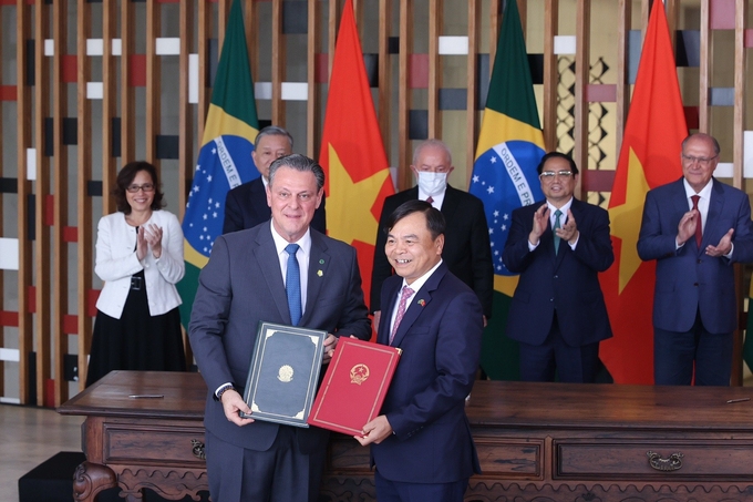 Thứ trưởng Bộ NN-PTNT Nguyễn Hoàng Hiệp và Bộ trưởng Bộ Nông nghiệp, Chăn nuôi và Cung ứng Brazil ký Kế hoạch hành động giai đoạn 2023 - 2025 nhằm thực hiện các thoả thuận hợp tác đã ký kết trong Bản ghi nhớ năm 2018 giữa hai Bộ.
