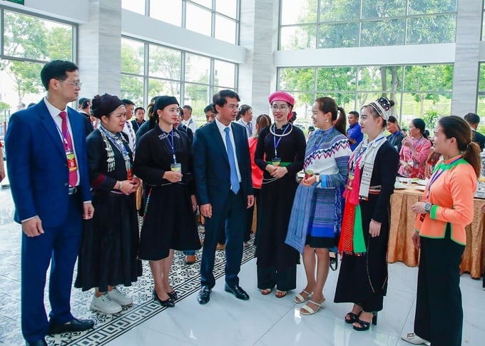 Bí thư Tỉnh ủy Lào Cai Đặng Xuân Phong (giữa) trao đổi với đại biểu tham dự Đại hội. Ảnh: P.B.
