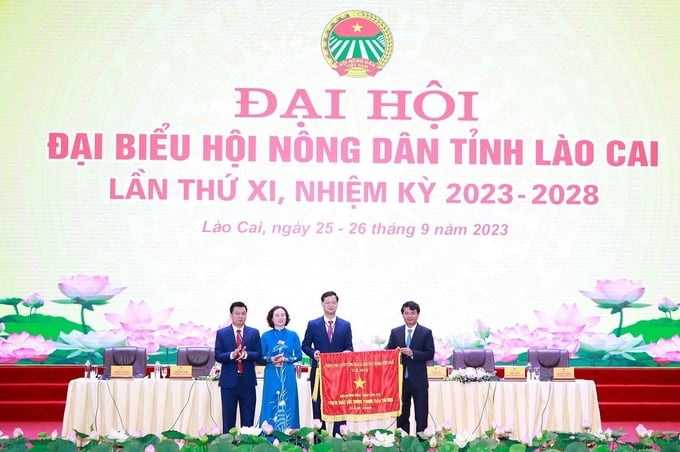 Bí thư Tỉnh ủy Lào Cai Đặng Xuân Phong thừa ủy quyền Chính phủ trao Cờ thi đua của Chính phủ cho Hội Nông dân tỉnh Lào Cai. Ảnh: P.B.