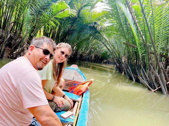 International tourists enjoy experiencing the agricultural tourism model in the Mekong Delta. Photo: Kim Anh.
