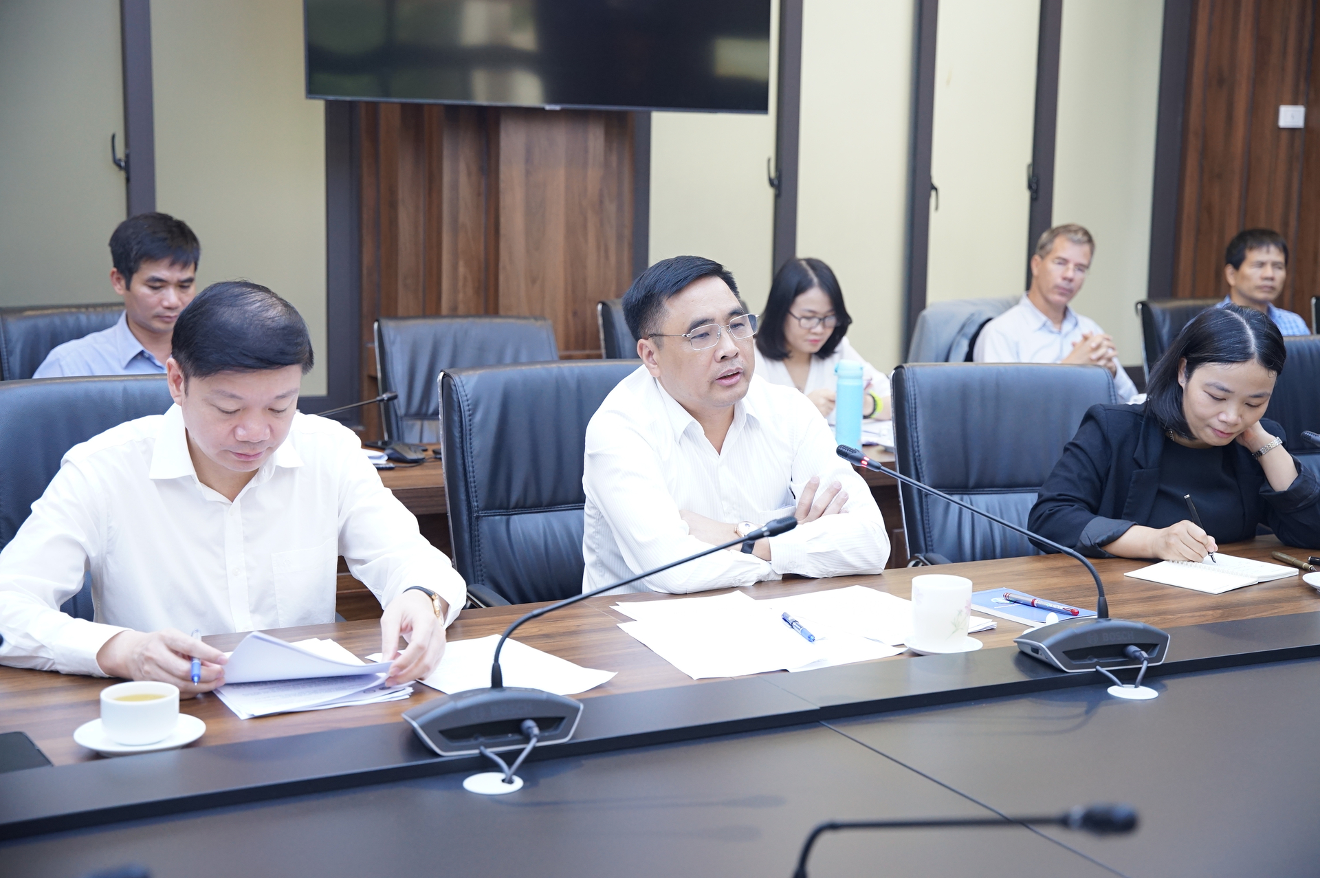 Thứ trưởng NN-PTNT Nguyễn Quốc Trị (giữa ảnh) tiếp và làm việc với Đại sứ Na-uy tại Việt Nam và đoàn công tác của Tổ chức Tăng cường tài chính lâm nghiệp (Emergent) ngày 26/9.