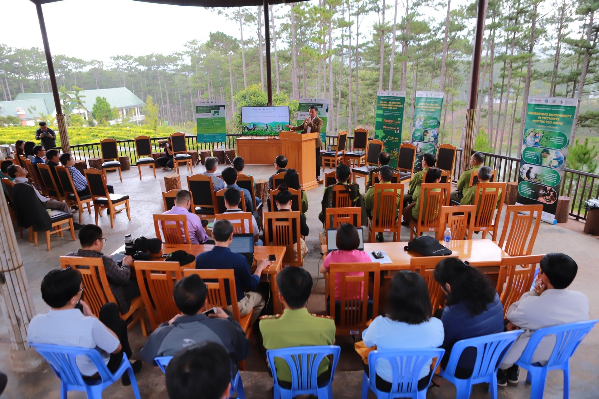 Tọa đàm chủ đề 'Phát triển du lịch sinh thái gắn với bảo tồn đa dạng sinh học' tại Vườn Quốc gia Bidoup Núi Bà, chiều 26/9. Ảnh: Thành Chương.