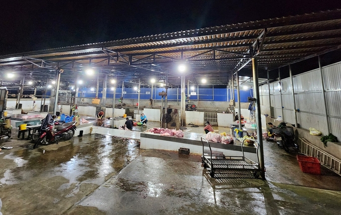 Cơ sở giết mổ của ông Phạm Quốc Thương, chủ hộ kinh doanh Bùi Thị Nhung (xã Ea Tu, TP Buôn Ma Thuột, Đắk Lắk) đầu tư hơn 3 tỷ đồng nhưng mỗi đêm chỉ giết mổ khoảng 30 con lợn. Ảnh: Minh Quý.