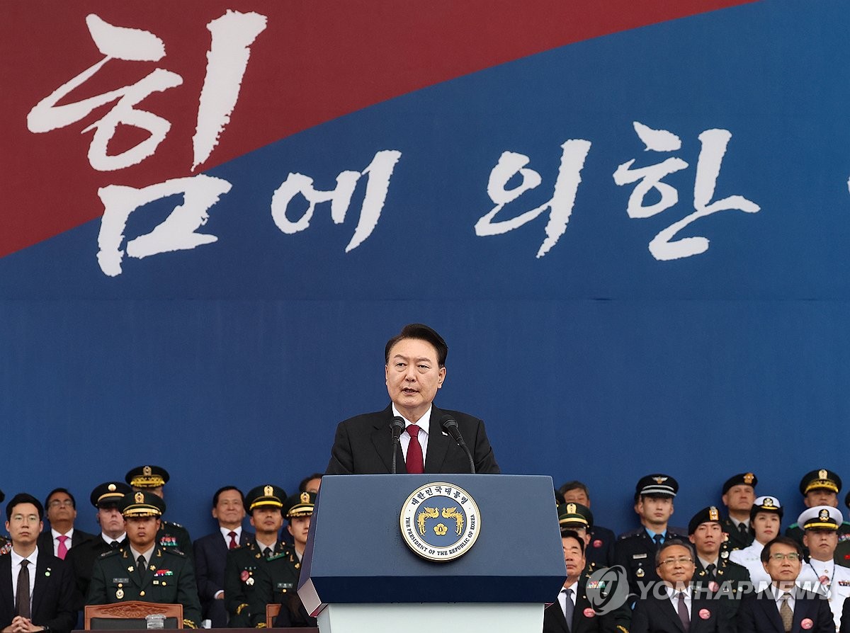 Tổng thống Yoon Suk Yeol phát biểu tại lễ kỷ niệm 75 năm ngày thành lập Lực lượng Vũ trang tại Căn cứ Không quân Seoul ở Seongnam, phía nam Seoul, ngày 26/9. Ảnh: Yonhap.