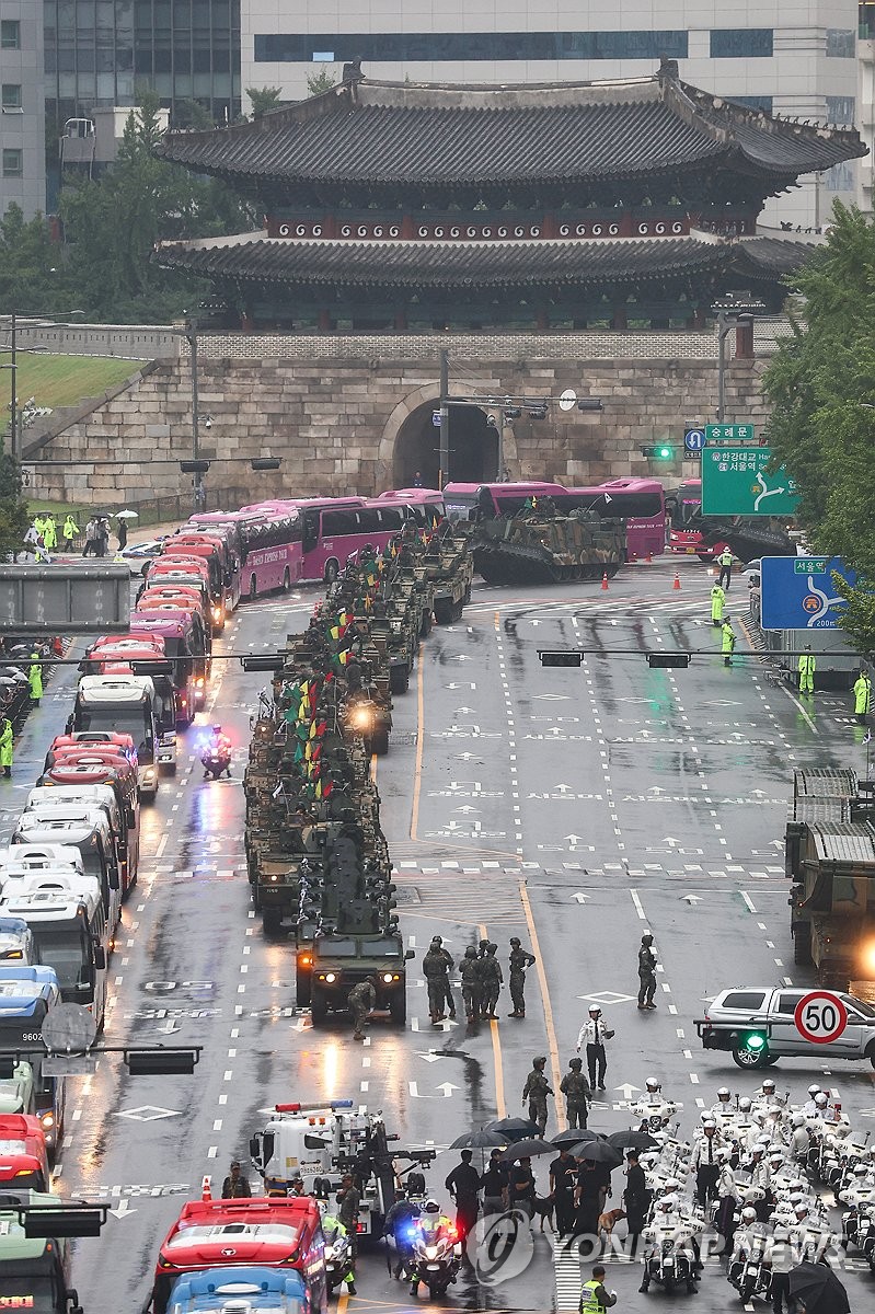 Đoàn xe thiết giáp diễu hành qua trung tâm thủ đô Seoul, Hàn Quốc ngày 26/9. Ảnh: Yonhap.
