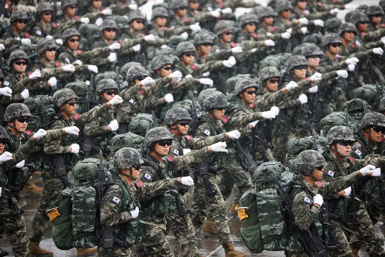 Binh sĩ Hàn Quốc diễu hành kỷ niệm 75 năm ngày thành lập Lực lượng Vũ trang ngày 26/9. Ảnh: Reuters.