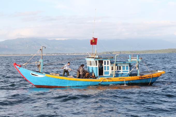 Lực lượng chức năng Quảng Nam phát hiện và xử lý tàu giã cào khai thác trái phép trên vùng biển ở huyện Núi Thành. Ảnh: L.K.
