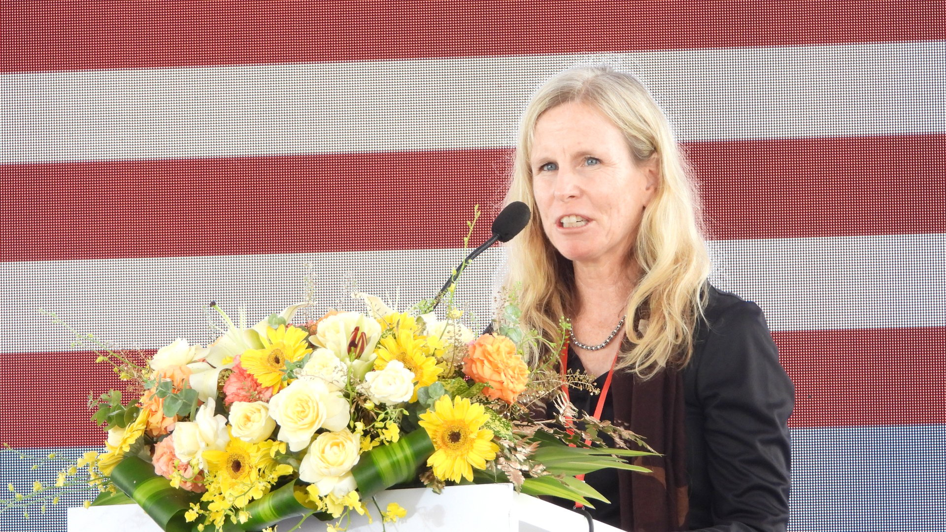 Ms. Melissa Bishop, Deputy Ambassador of the United States to Vietnam, giving a speech at the inauguration ceremony for the Provimi plant. Photo: Tran Trung.