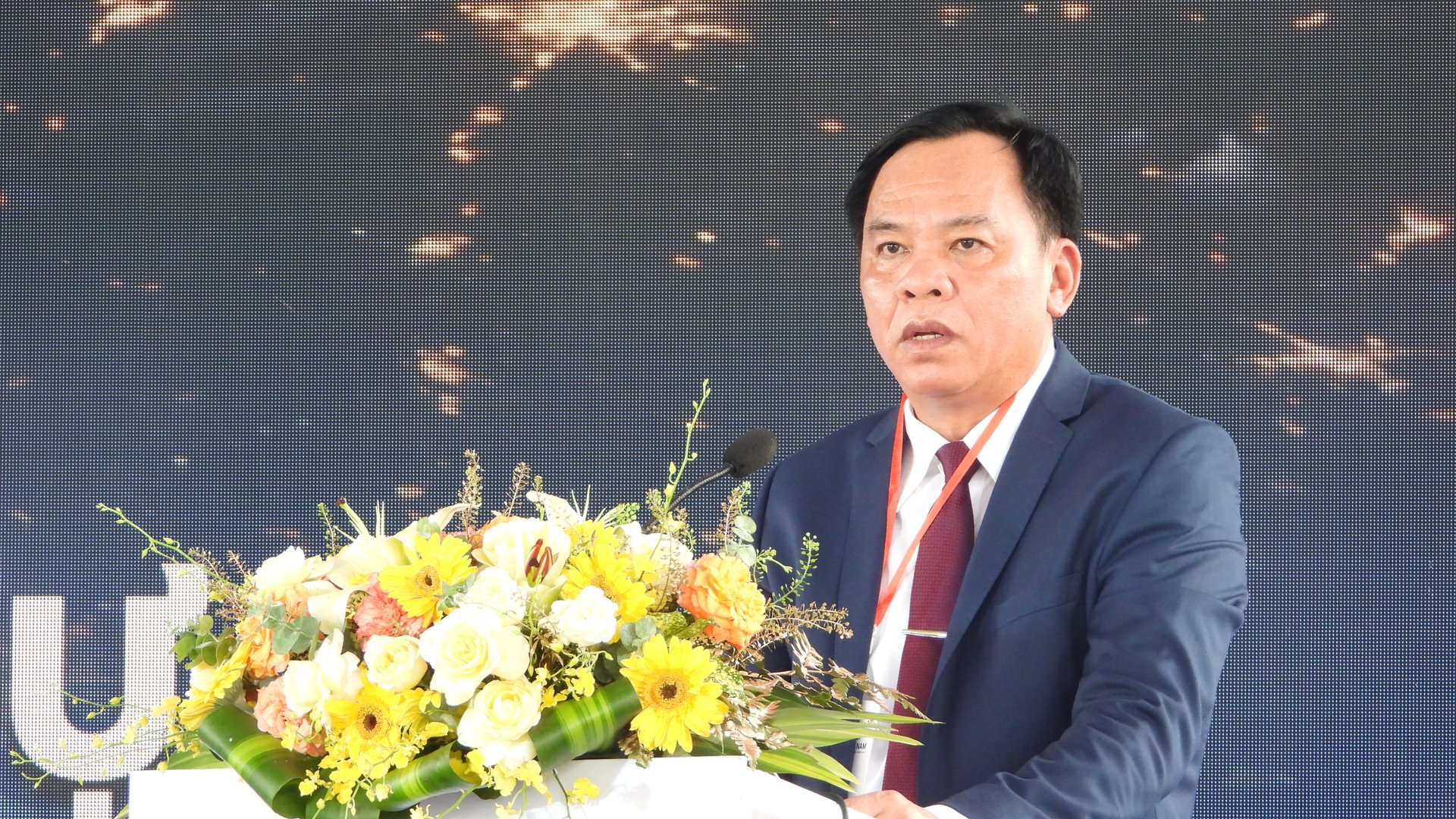 Mr. Vo Tan Duc, Deputy Chairman of Dong Nai Provincial People's Committee, giving a speech at the inauguration ceremony for the Provimi plant. Photo: Tran Trung.