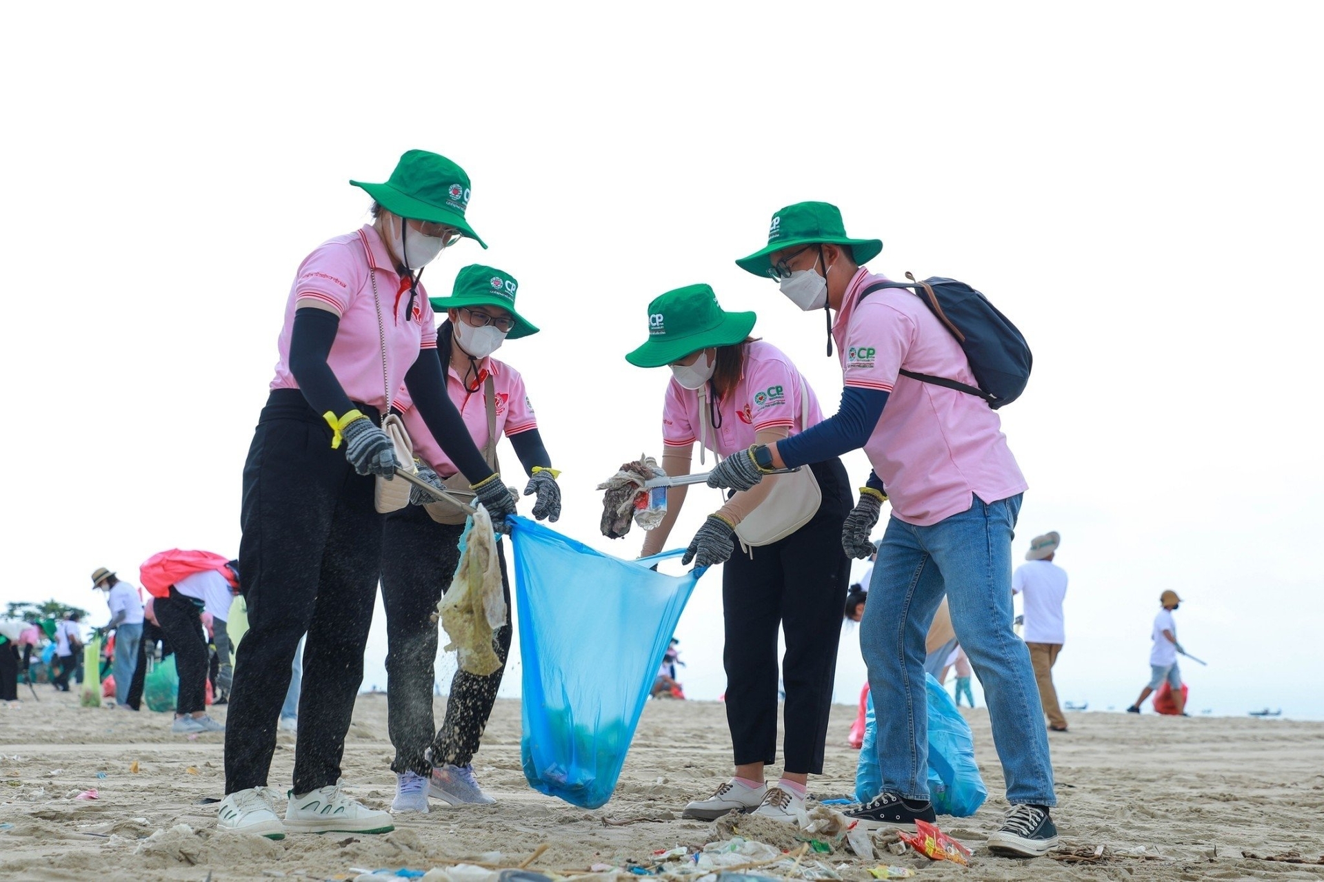 Các tình nguyện viên của C.P. Việt Nam thu gom rác thải trên bãi biển Long Hải.