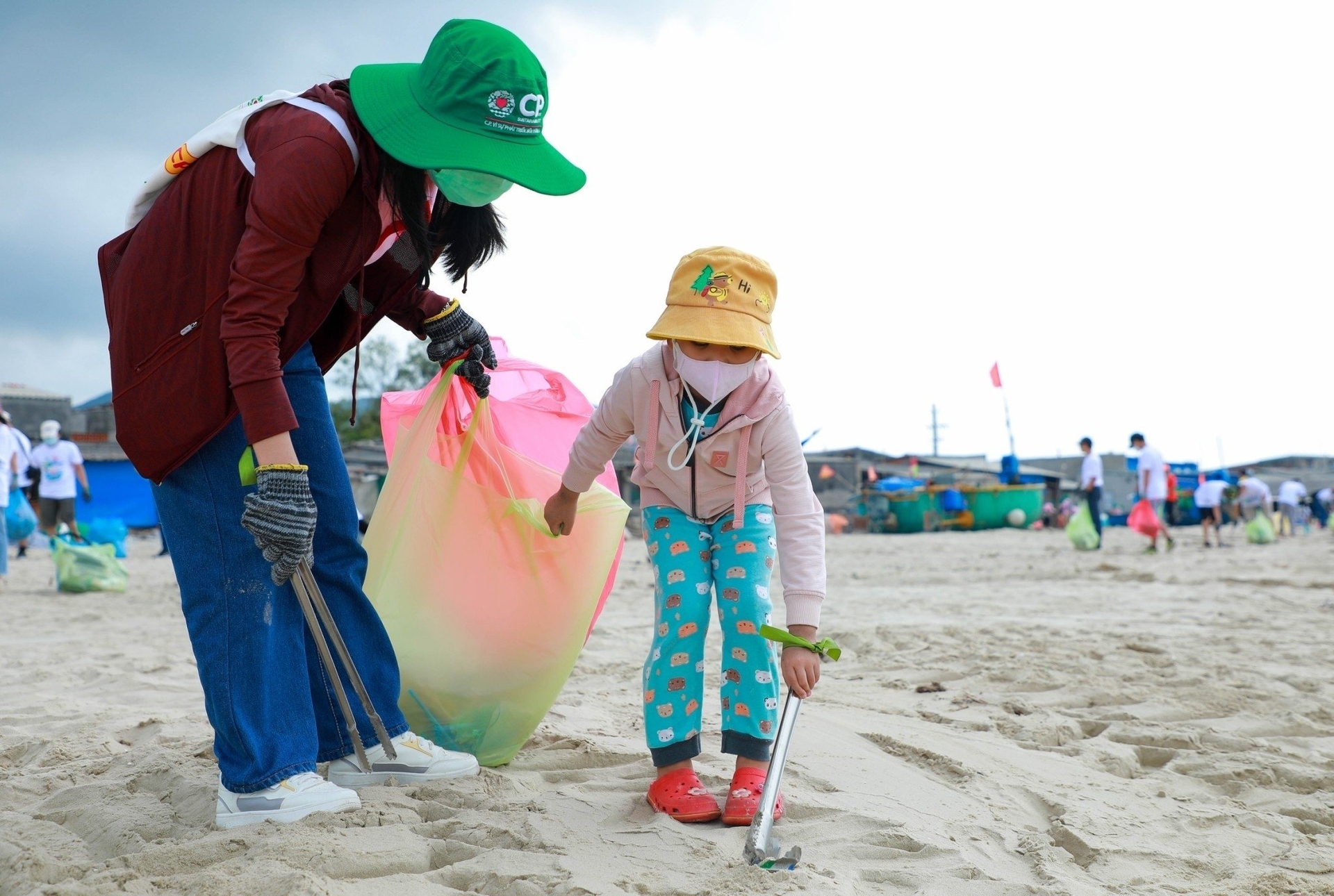 Thu gom rác thải trên bãi biển Long Hải.