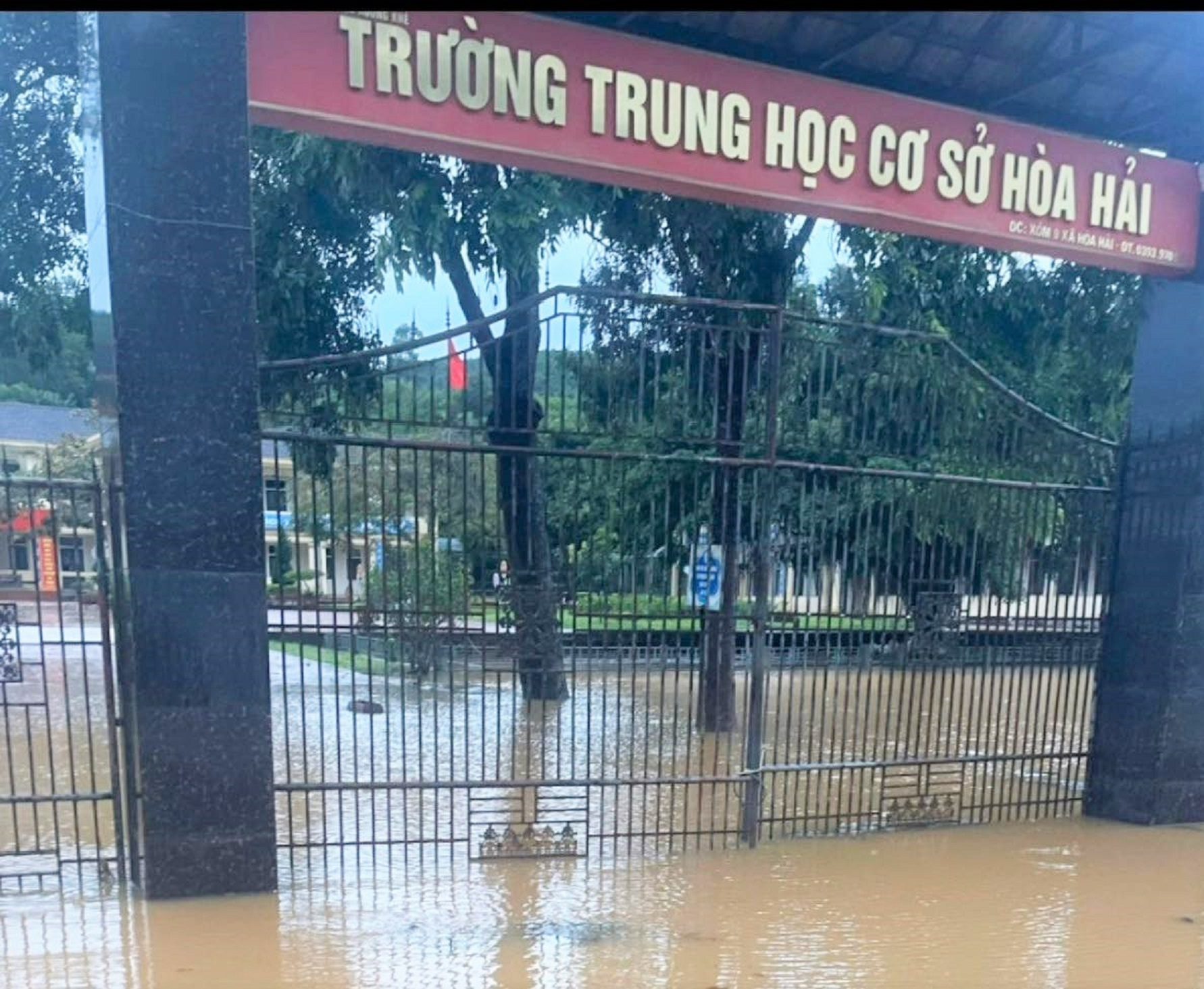 Hơn 4.300 học sinh huyện Hương Khê đã phải nghỉ học do mưa lớn.