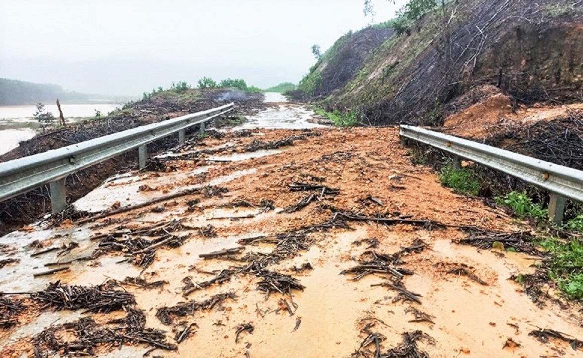 Tuyến đường giao thông qua bản Rào Tre, Hương Khê bị sạt lở.