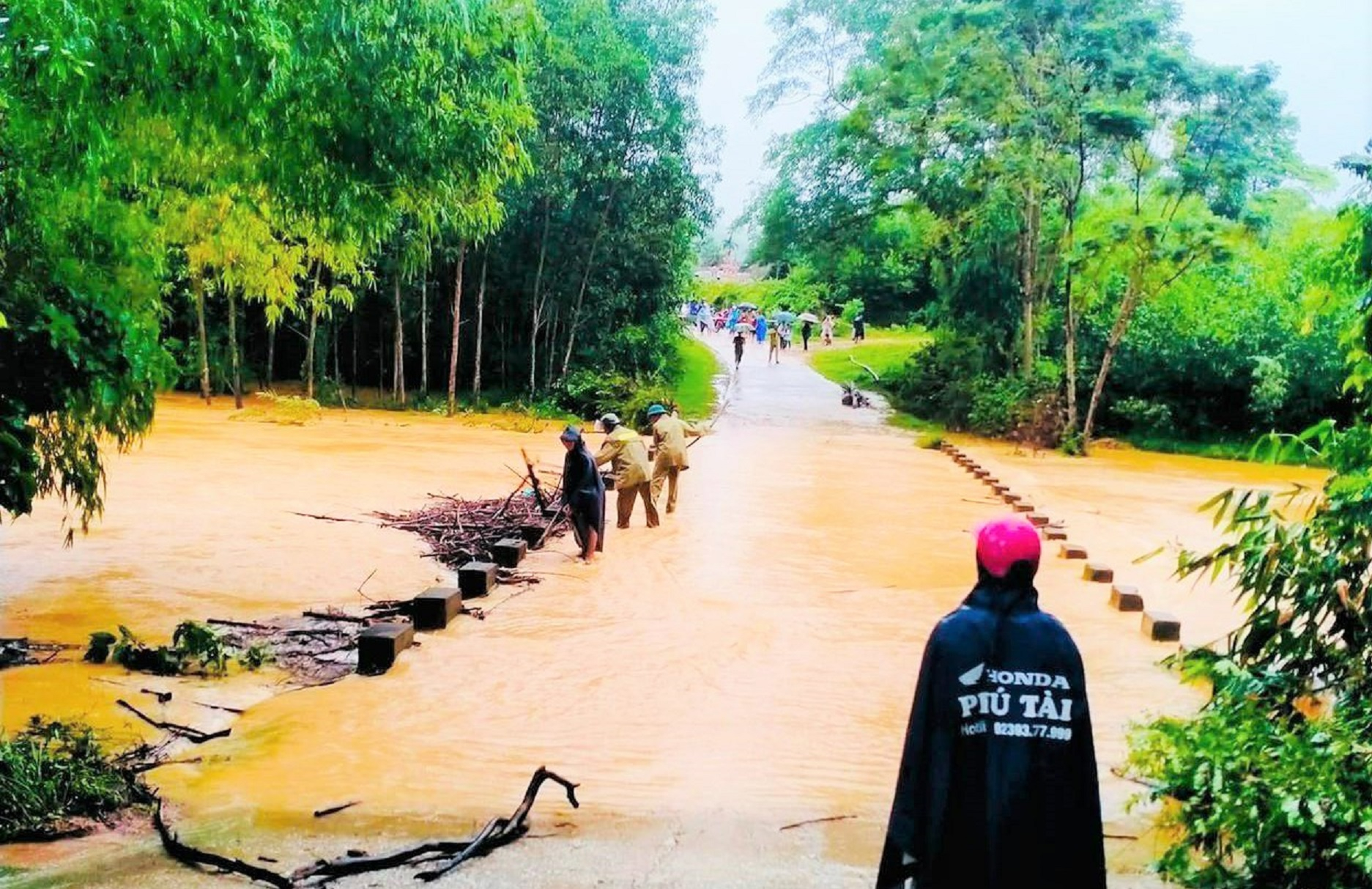 Một số tuyến đường liên xã trên địa bàn Hương Khê bị ngập cục bộ sau 2 ngày mưa tầm tã.