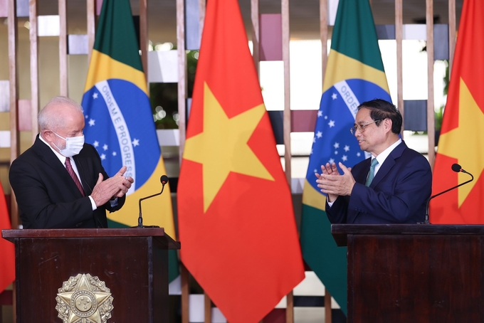 Tổng thống Brazil Lula da Silva và Thủ tướng Phạm Minh Chính gặp gỡ báo chí sau hội đàm.