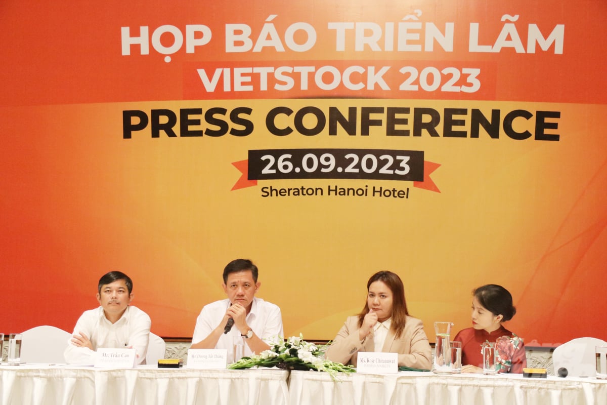 Presiding over the Vietstock 2023 press conference, from left to right, are Mr. Tran Cao, Deputy Editor-in-Chief of Vietnam Agriculture Newspaper; Mr. Duong Tat Thang, Director of the Department of Livestock Production; and Ms. Rungphech Chitanuwat, representative from the Infoma Markets Group. Photo: Phuong Thao.