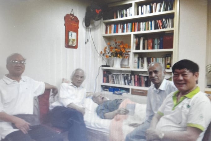 Từ trái qua, các nhà văn Nguyễn Khắc Trường, Nguyễn Bắc Sơn, Nguyễn Văn Dân, Hoàng Minh Tường đến thăm bạn văn Tô Đức Chiêu. Ảnh tư liệu.