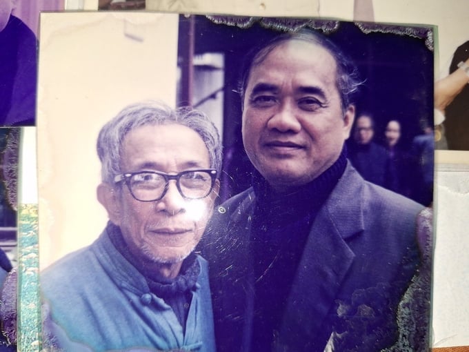 Nhà văn Nguyễn Khắc Trường (bên phải) và nhà văn Kim Lân. Ảnh tư liệu.