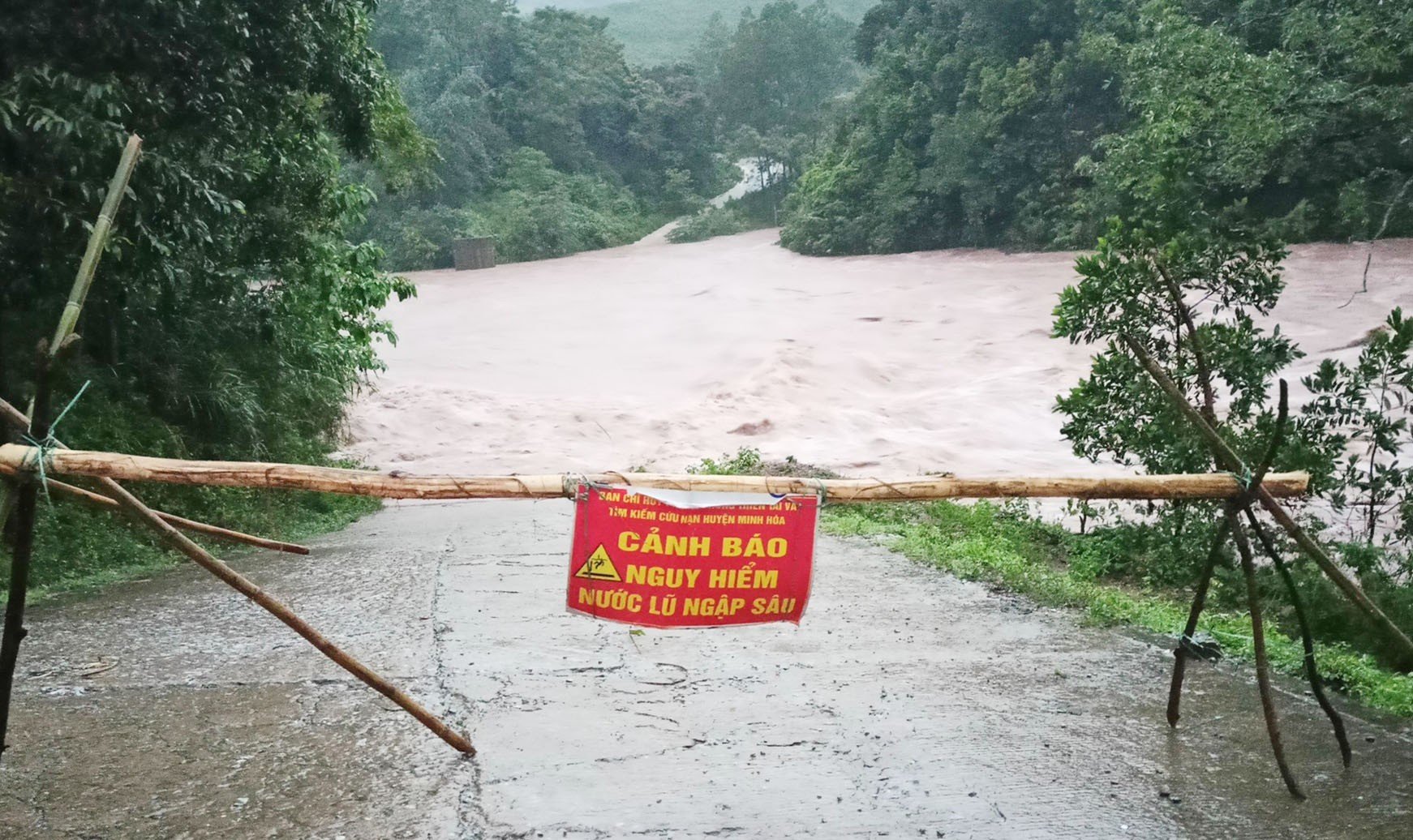 Ngầm Ka Định thuộc xã Dân Hóa, huyện Minh Hóa bị ngập lụt. Ảnh: H.N