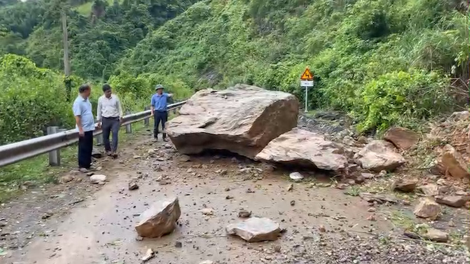 Tảng đá lớn đã nằm choán gần hết mặt đường Hồ Chí Minh (nhánh Tây). Ảnh: T. Đức.