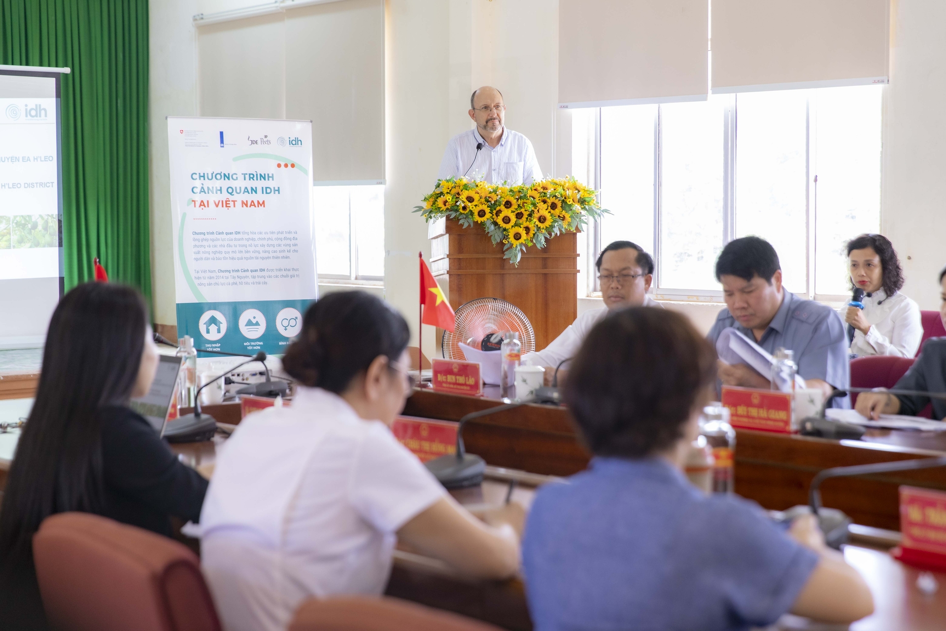 Swiss Ambassador to Vietnam, Thomas Gass, and a delegation from the Swiss Embassy in Vietnam visited together with representatives from the district authorities in the Sustainable Landscape program in the Ea H'leo district in the Dak Lak province on September 26. 