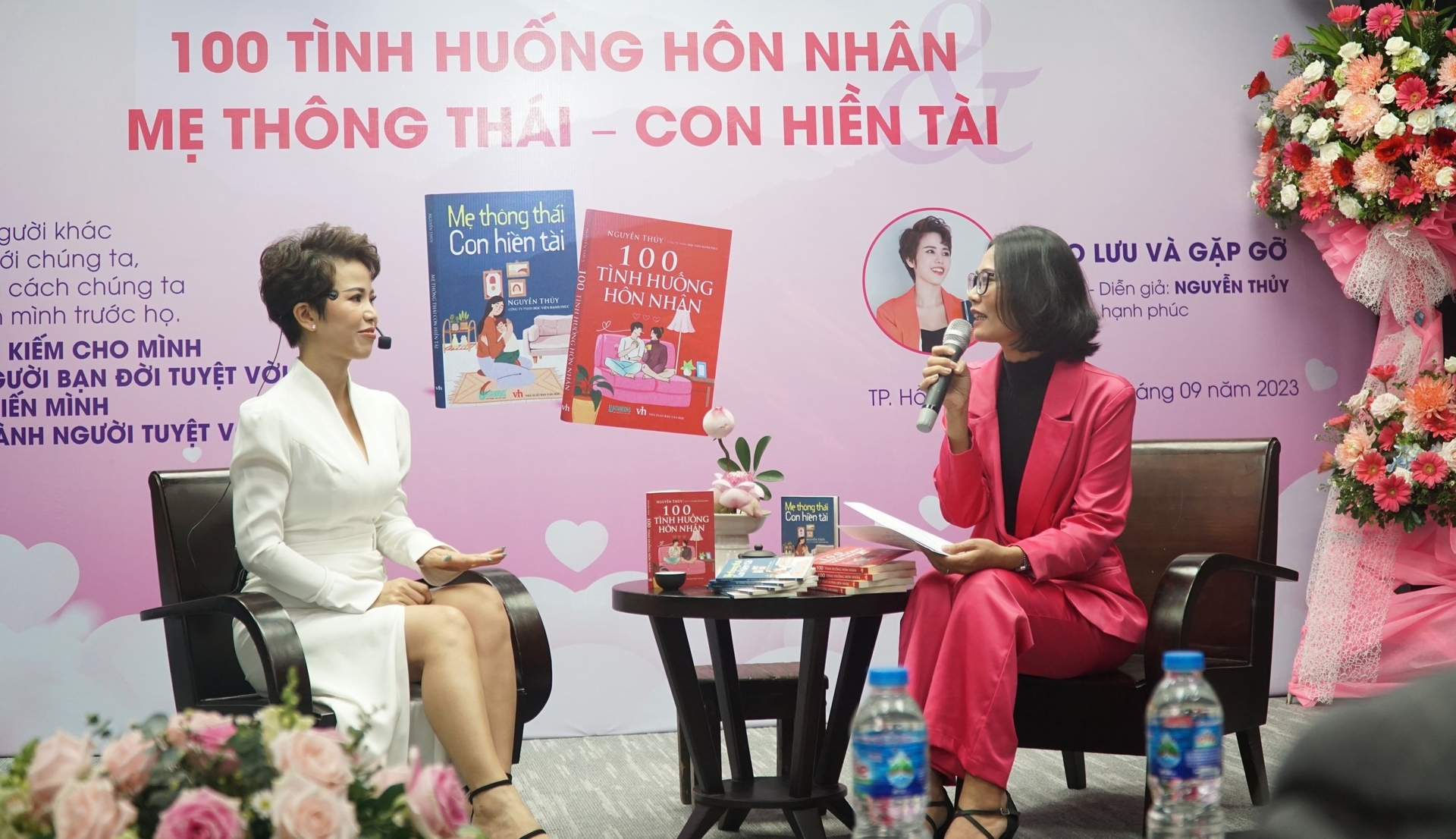 Diễn giả Nguyễn Thủy (trái) tại buổi ra mắt sách.