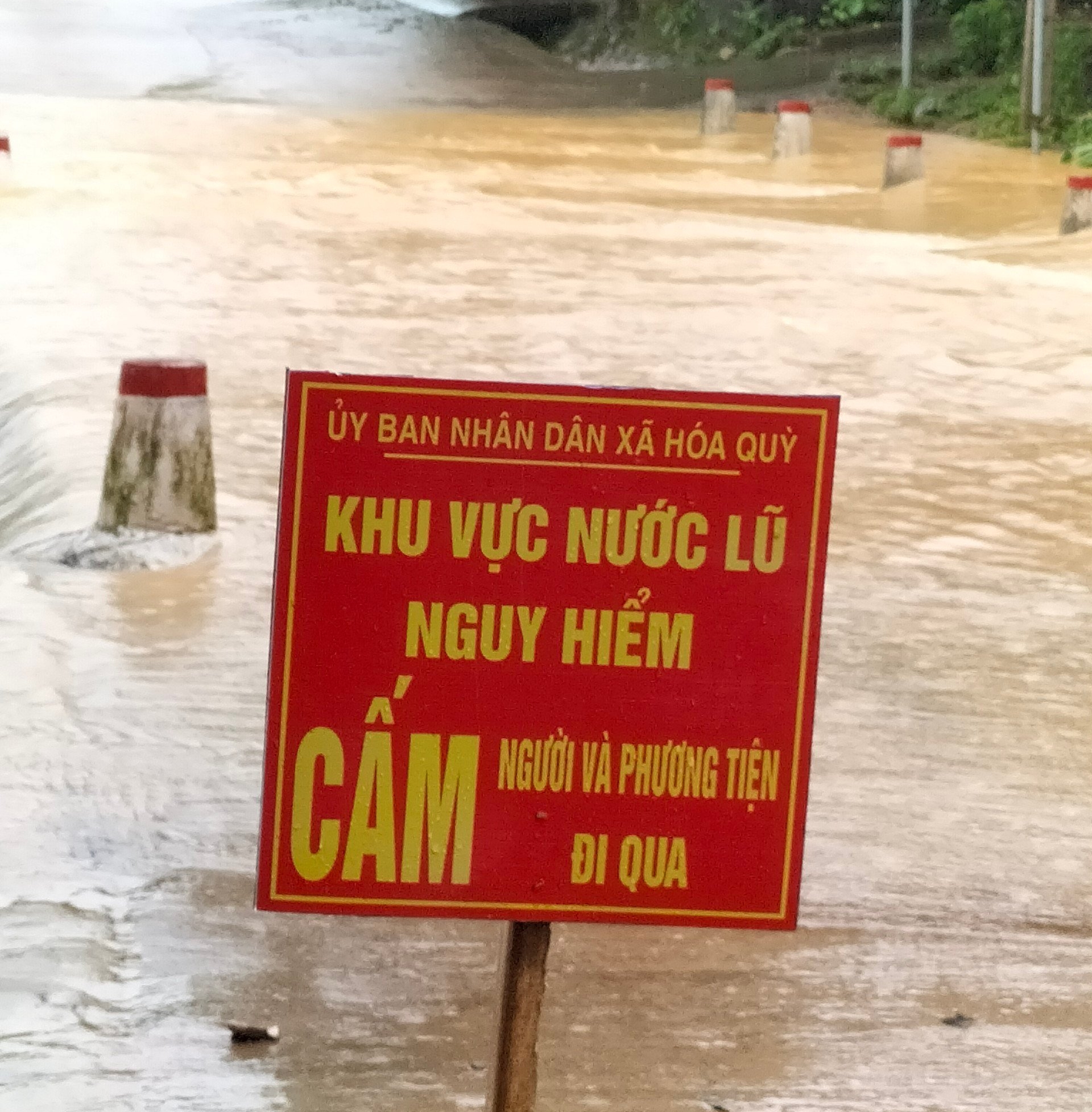 Đập tràn xã Hóa Quỳ, huyện Như Xuân được cắm biển cảnh báo.