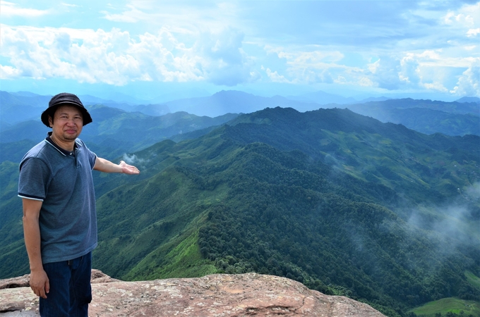Sườn núi bên phía Việt Nam xanh thẫm nhờ giữ rừng. Ảnh: Giàng A Páo.