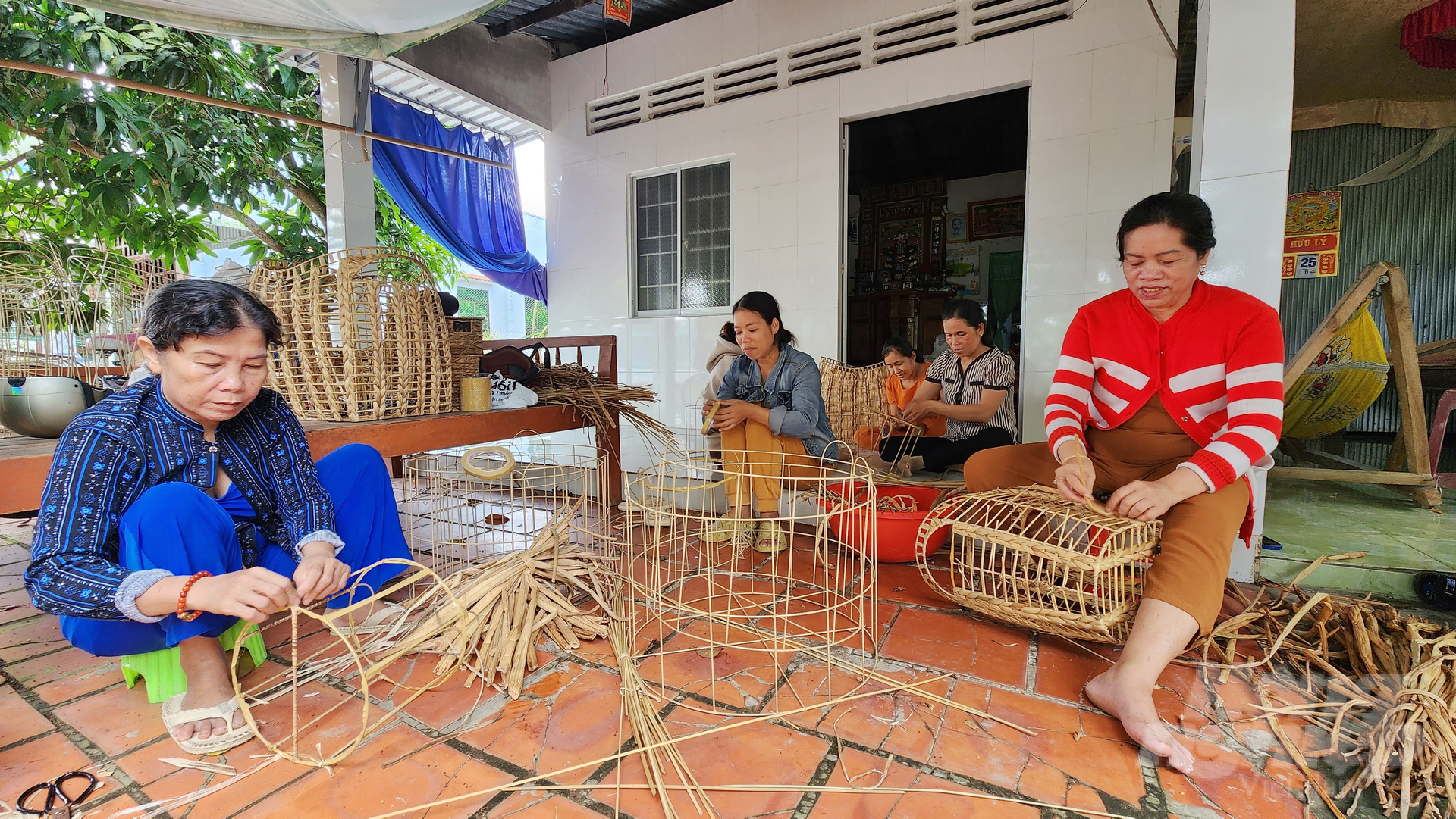 HTX Làng nghề đã liên kết trên 100 chị em phụ nữ địa phương tham gia phát triển kinh tế từ mô hình đan sản phẩm từ lục bình. Ảnh: Kim Anh.