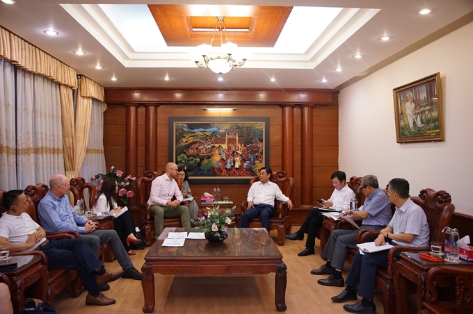 On the afternoon of September 27, Minister of Agriculture and Rural Development Le Minh Hoan talked to Laurent Alexandre Sagarra, the Vice President of Sustainability of JDE Peet's.