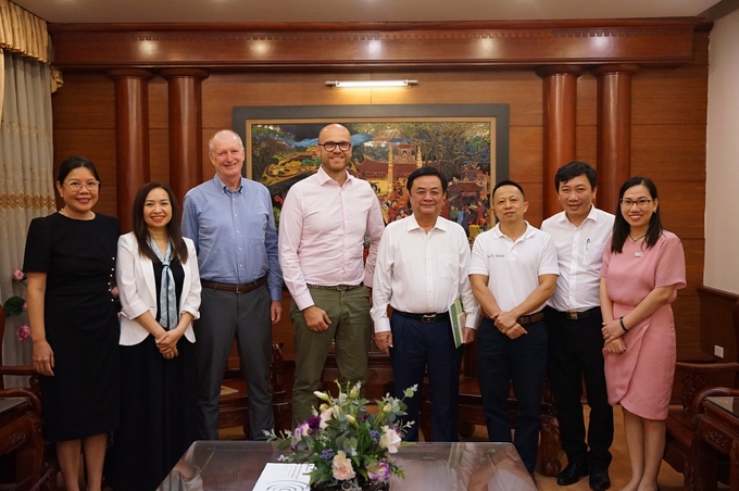 Bộ trưởng Lê Minh Hoan chụp ảnh lưu niệm cùng Phó Chủ tịch phụ trách Chương trình bền vững của Tập đoàn JDE Peet’s Laurent Alexandre Sagarra.