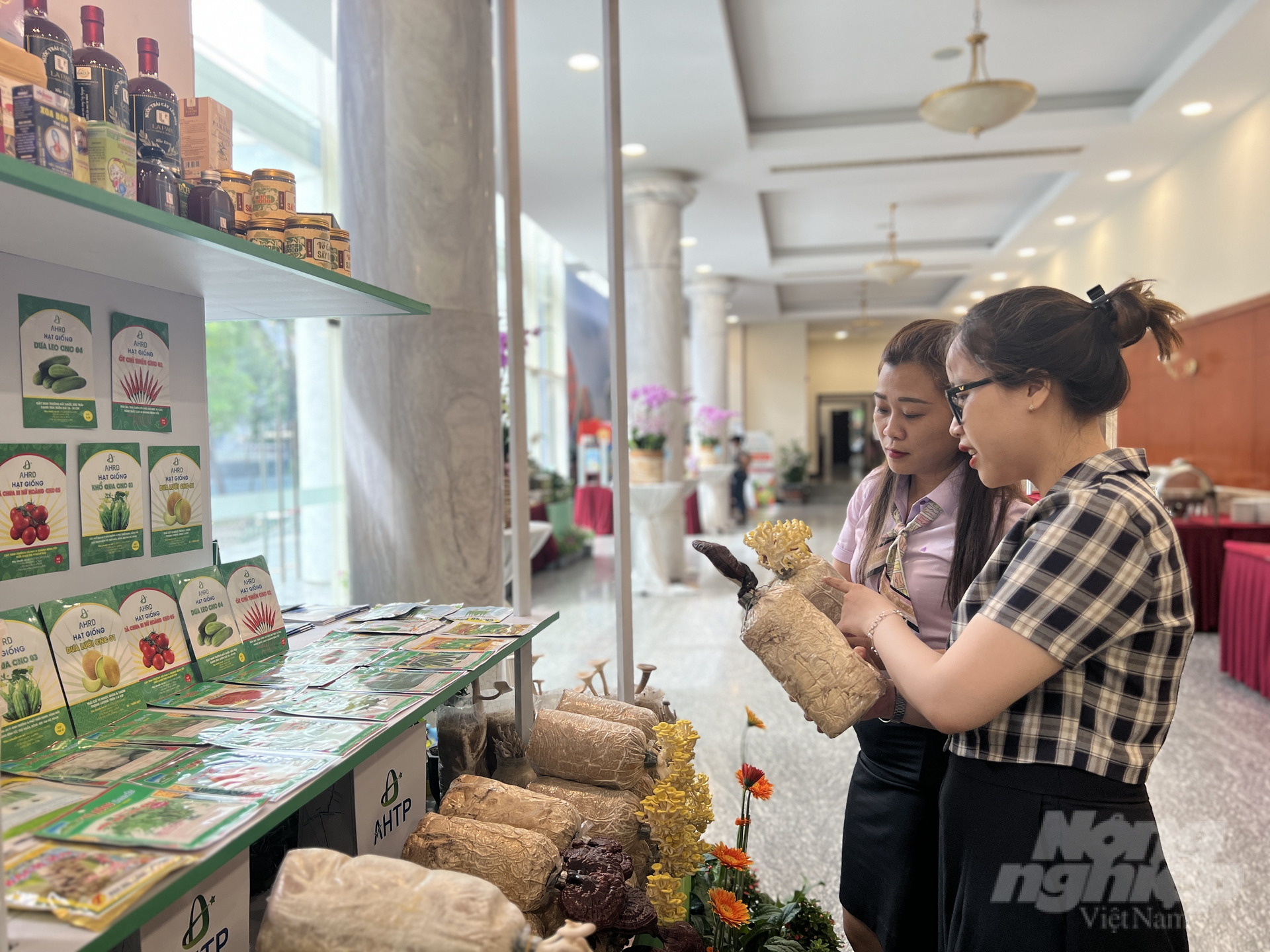 Nhiều sản phẩm nông nghiệp tiêu biểu được giới thiệu tại Đại hội. Ảnh: Nguyễn Thủy.