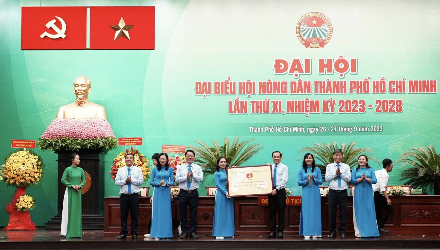 Bí thư Thành ủy TP.HCM Nguyễn Văn Nên tặng bảng đồng cho Hội Nông dân TP.HCM. Ảnh: Nguyễn Thủy.