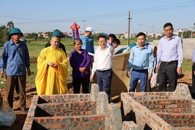 Đồng chí Hoàng Anh Tuấn - Phó Bí thư Huyện ủy, Chủ tịch UBND huyện Mê Linh động viên người dân xã Kim Hoa di chuyển mộ phục vụ giải phóng mặt bằng dự án đường Vành đai 4 - Vùng Thủ đô.