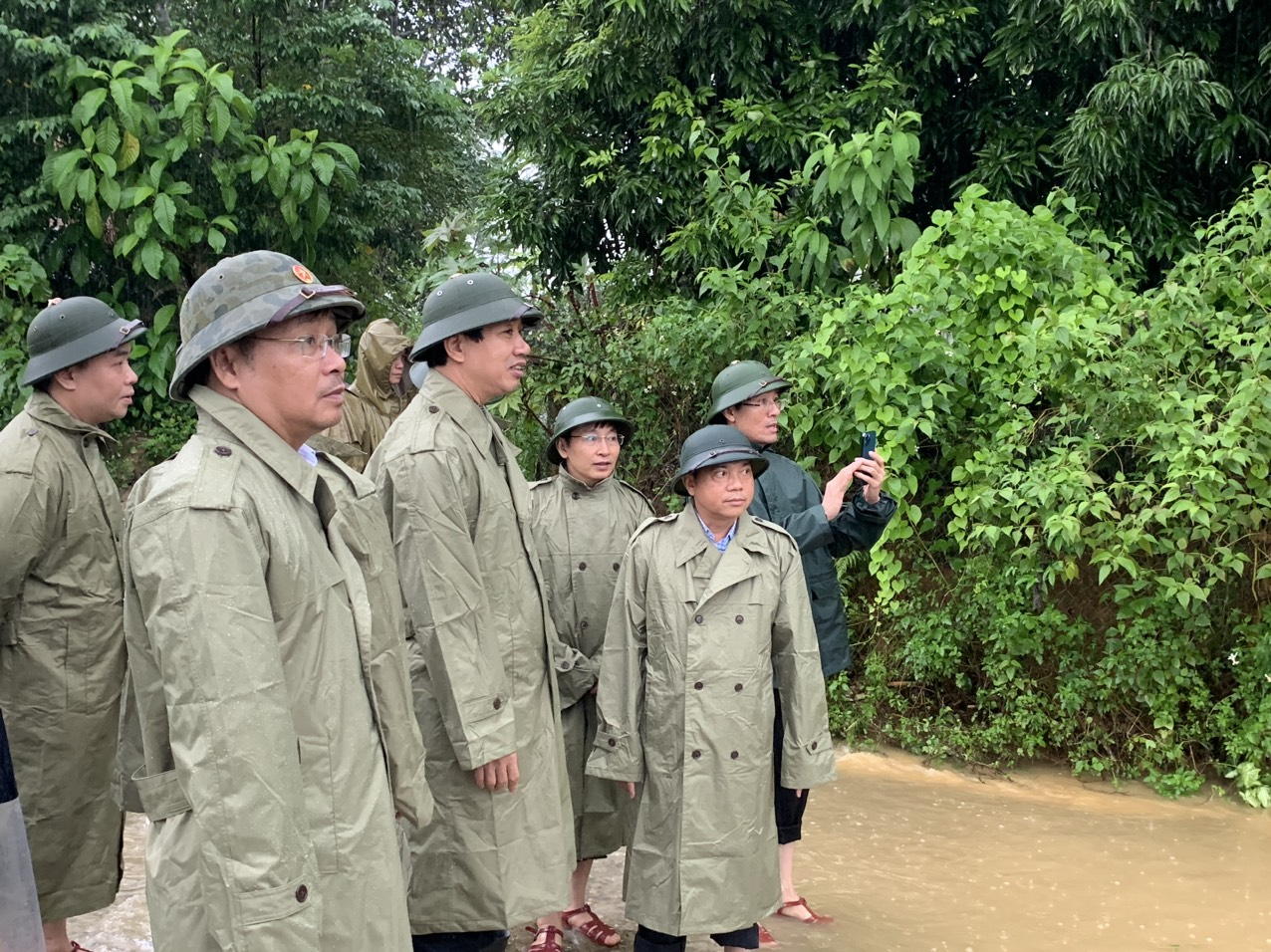 Đoàn công tác do ông Lê Đức Giang, Phó Chủ tịch UBND tỉnh Thanh Hóa dẫn đầu đã đến các điểm sạt lở để kiểm tra và chỉ đạo khắc phục sự cố do mưa lũ gây ra. 