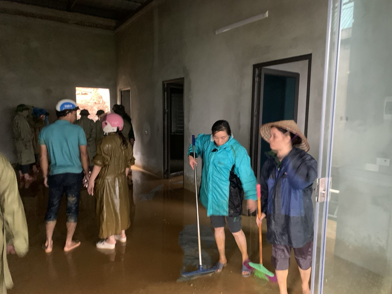 Một số hộ dân tại xã Thiết Kế, huyện Bá Thước nhanh chóng dọn dẹp nhà cửa, ổn định đời sống.