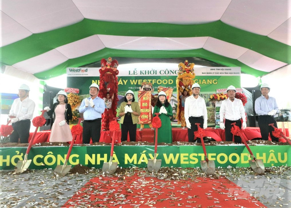 Các đại biểu động thổ khởi công xây dựng nhà máy chế biến nông sản Westfood Hậu Giang, có công suất thiết kế 30.000 tấn thành phẩm/năm, là các mặt hàng nông sản chế biến đạt chất lượng quốc tế. Ảnh: Trung Chánh.