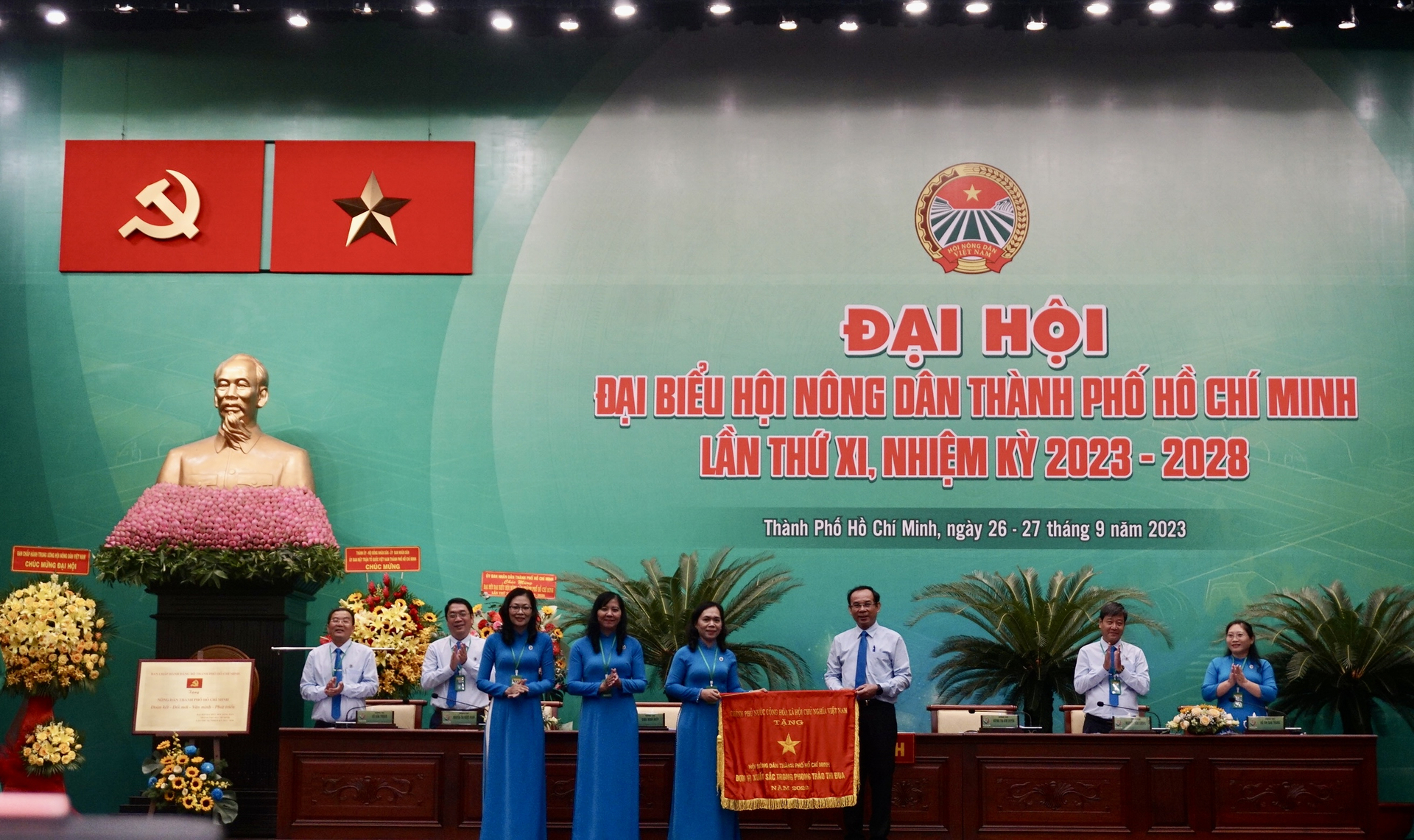 Bí thư Thành ủy TP.HCM Nguyễn Văn Nên trao tặng cờ thi đua của Thủ tướng Chính phủ cho Hội Nông dân TP.HCM. Ảnh: Nguyễn Thủy.