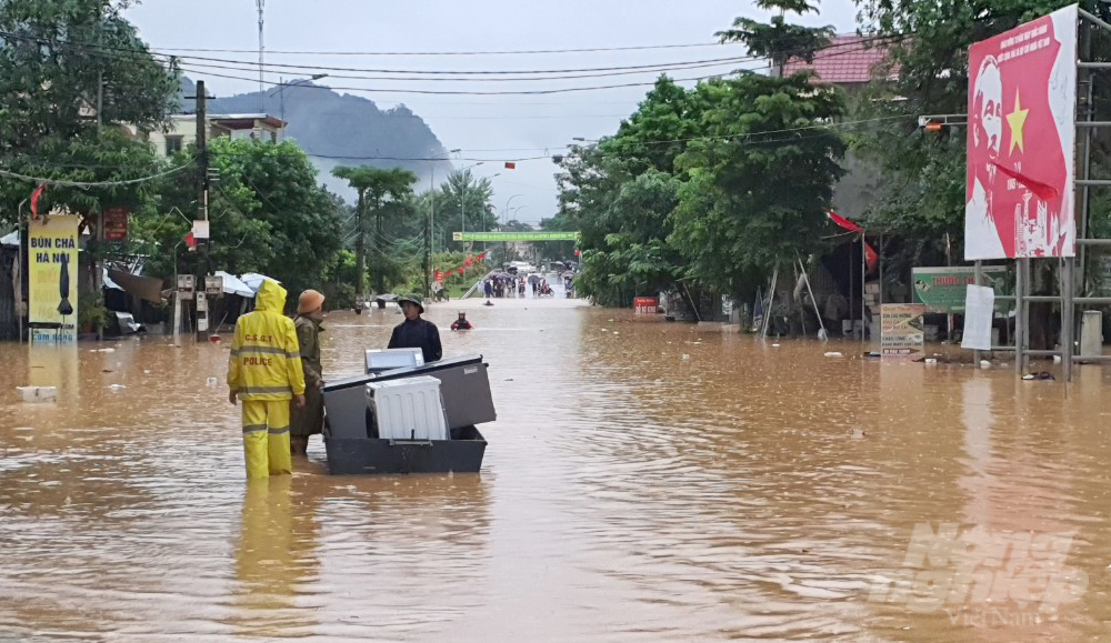 Mưa bão gây ngập lụt nặng nề trên địa bàn Nghệ An. Ảnh: Việt Khánh.