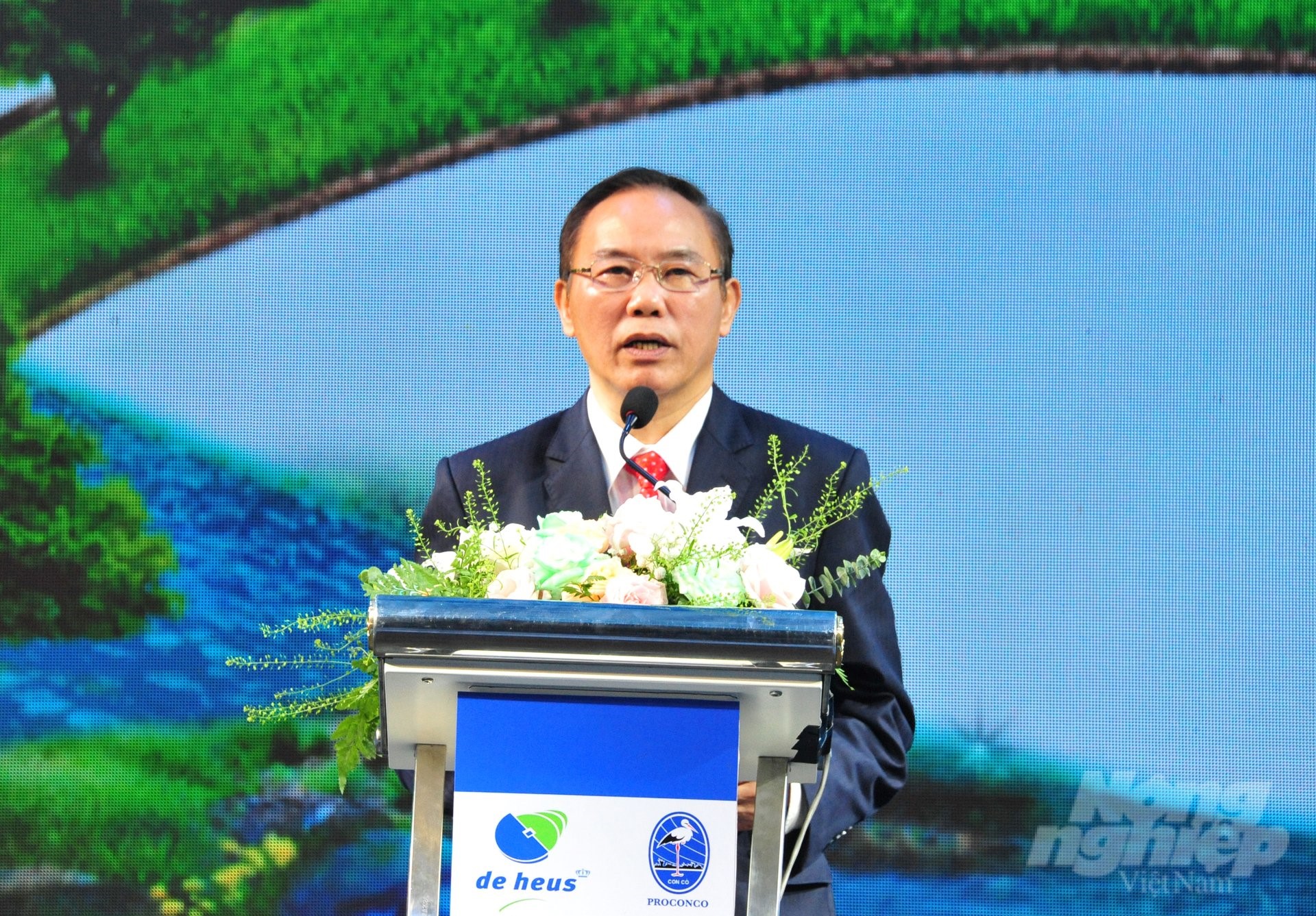 Mr. Phung Duc Tien, Deputy Minister of Agriculture and Rural Development, gave a directive speech at the inauguration ceremony of De Heus' pangasius feed factory. Photo: Le Hoang Vu.