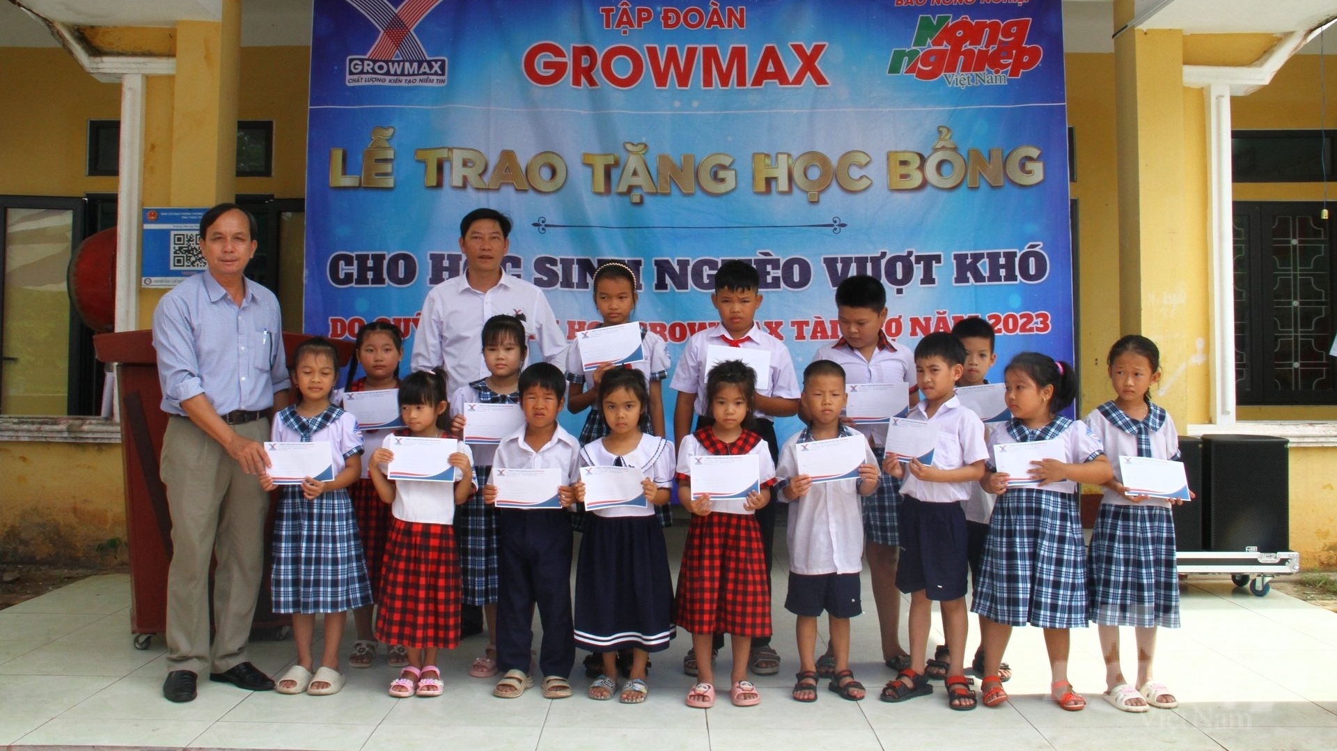 Quỹ khuyến học GrowMax trao học bổng tại Trường Tiểu học Phong Hải. Ảnh: Công Điền.