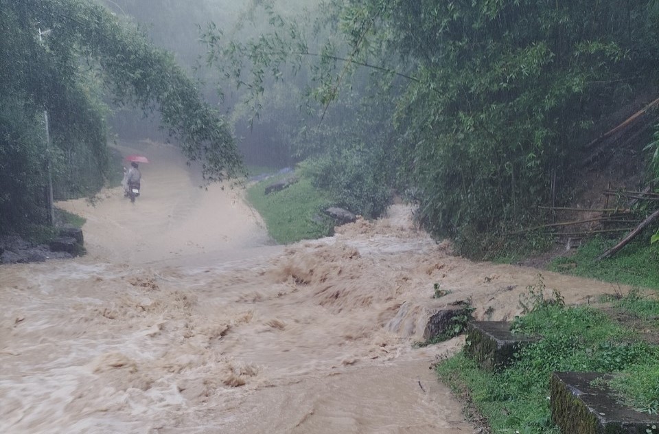 Đường lên Sâu Chua, phường Sa Pả (Sa Pa), do mưa lớn, nước dồn từ các khe chảy xuống đường khiến các phương tiện không thể đi lại. Lực lượng chức năng đã chăng dây cảnh báo để người dân không qua lại khu vực này.