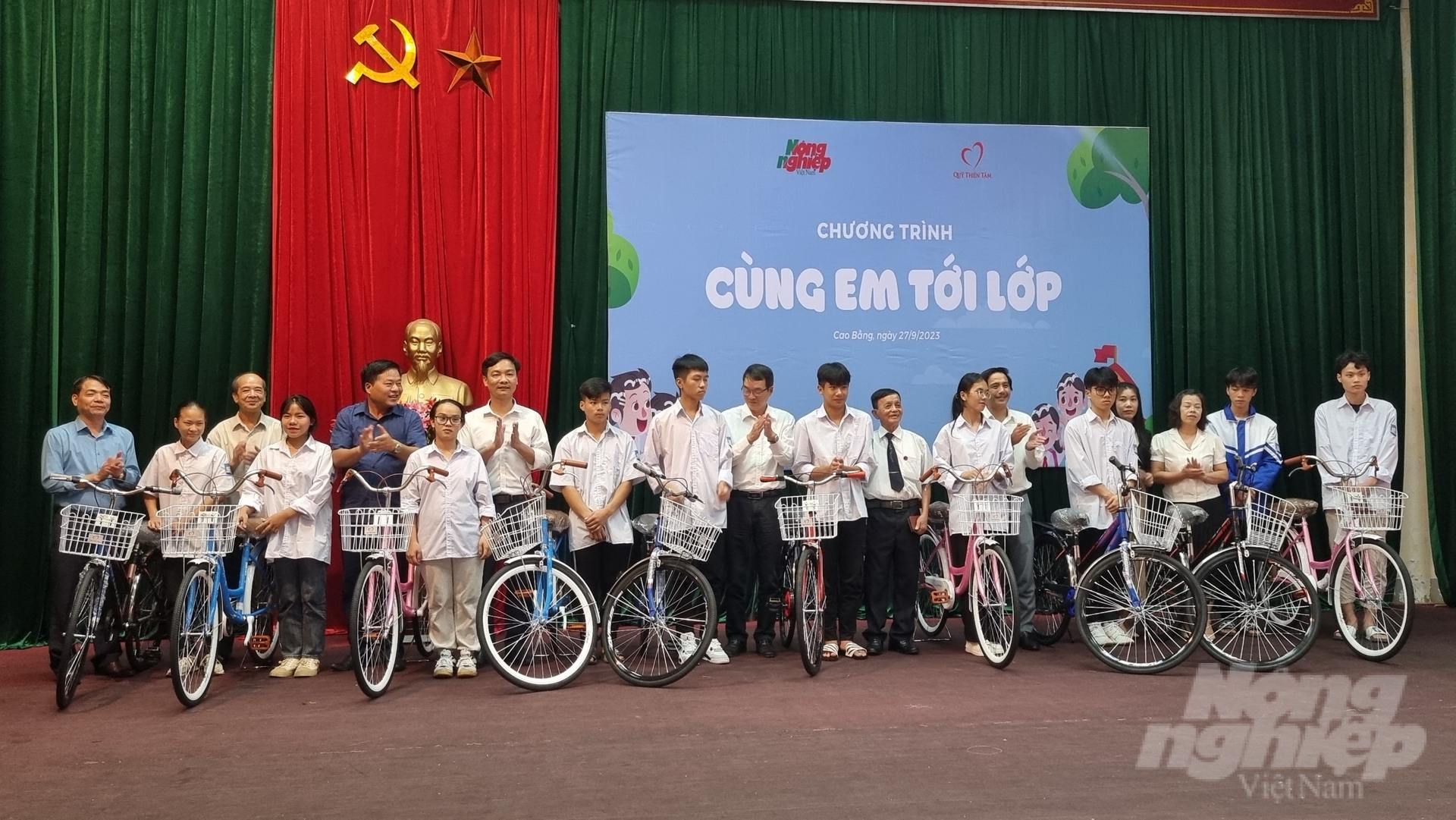 Chương trình Cùng em tới lớp do Báo Nông nghiệp Việt Nam phối hợp với Quỹ Thiện tâm trao 50 xe đạp cho các em học sinh nghèo dân tộc thiểu số tại huyện Thạch An, tỉnh Cao Bằng. Ảnh: Toán Nguyễn.