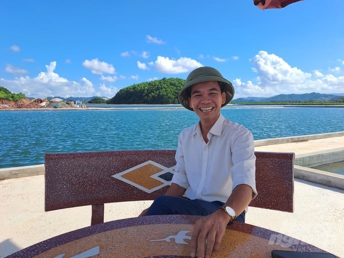 Mr. Manh is next to the water storage pond for shrimp farming, where the water is as green as in the swimming pools in resorts. Photo: Viet Cuong.