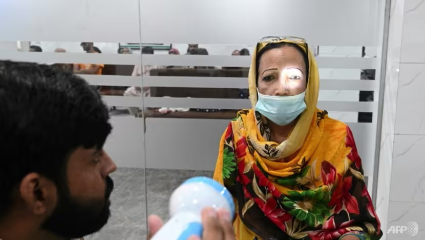 Bác sĩ khám cho bệnh nhân đau mắt đỏ ở tỉnh Punjab, Pakistan hôm 27/9. Ảnh: AFP.
